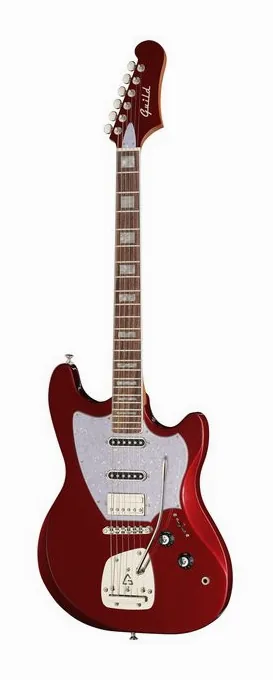 Guild Surfliner Deluxe Scarlett Red inquadrato di fronte su sfondo neutro