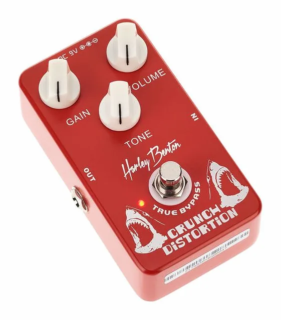 Harley Benton Crunch Distortion, footswitch in primo piano