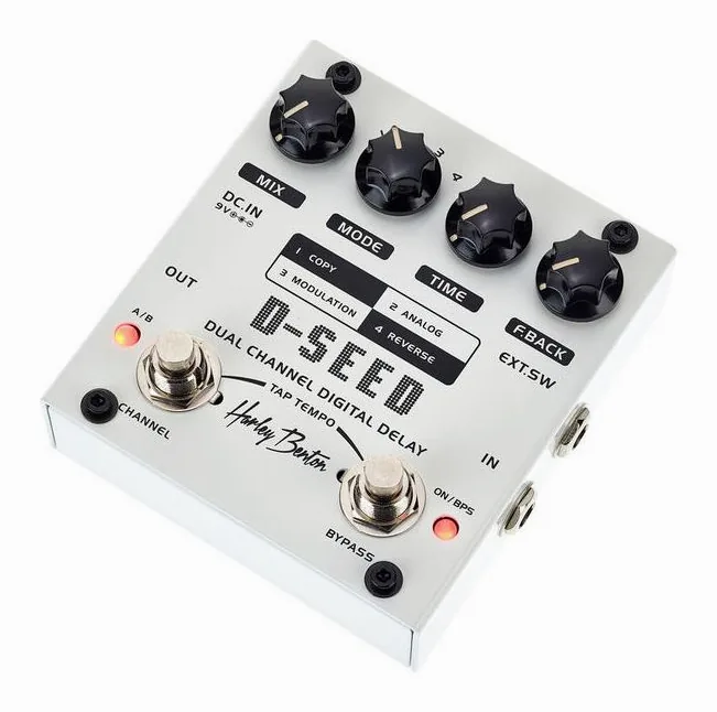 Harley Benton D-SEED, footswitch in primo piano
