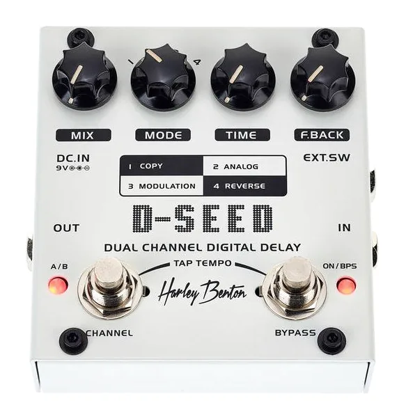 Harley Benton D-SEED, footswitch in primo piano