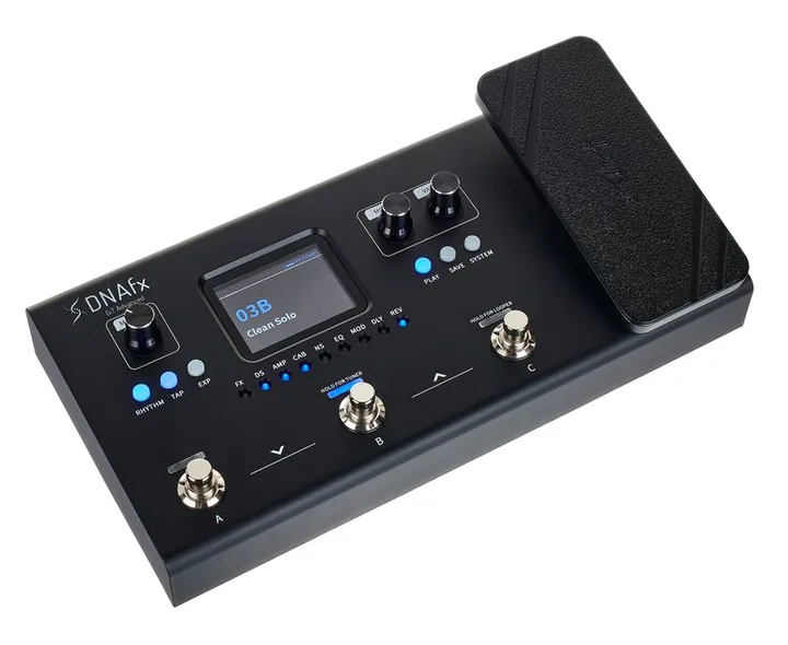 Harley Benton DNAfx GiT Advanced, footswitch in primo piano