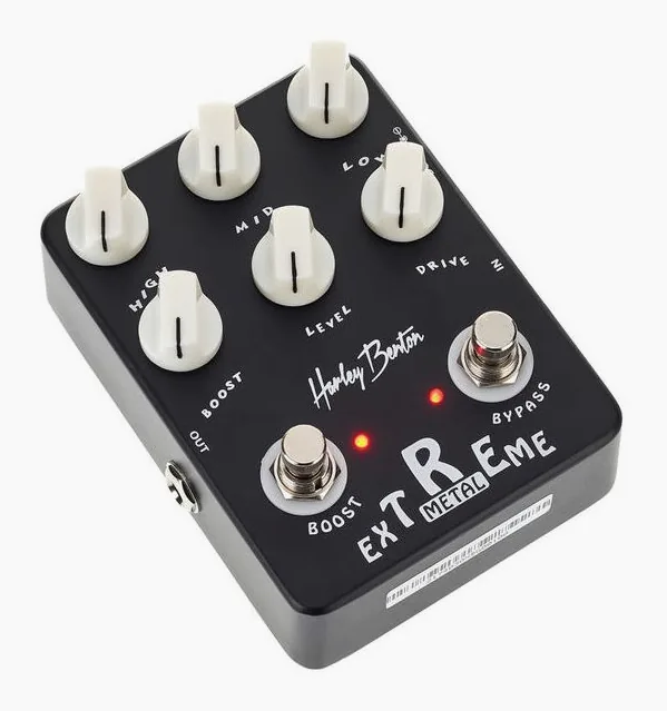 Harley Benton Extreme Metal, footswitch in primo piano