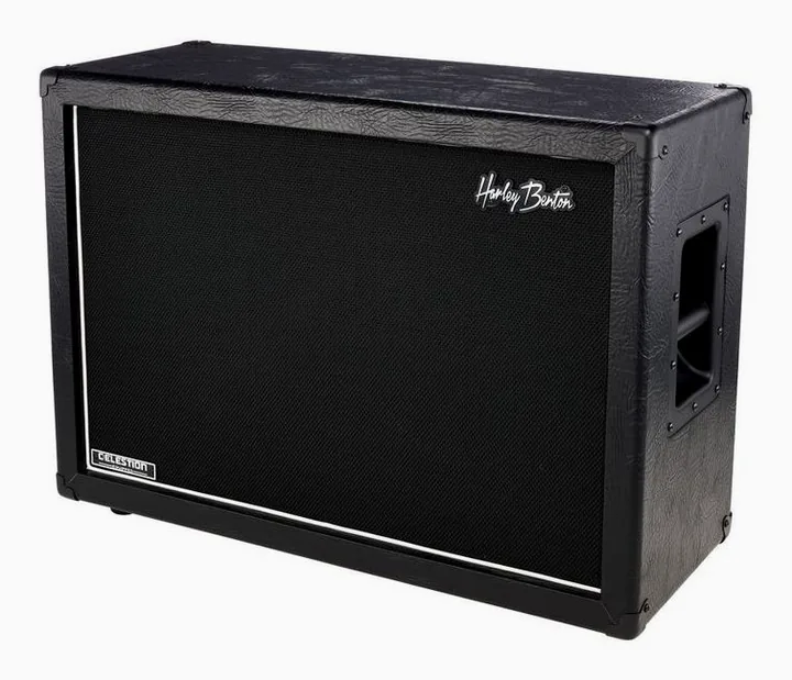 Harley Benton G212 Celestion V30 inquadrato di fronte su sfondo neutro