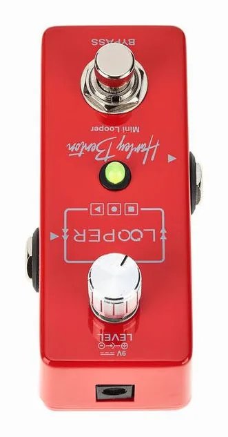 Harley Benton Mini Looper, footswitch in primo piano