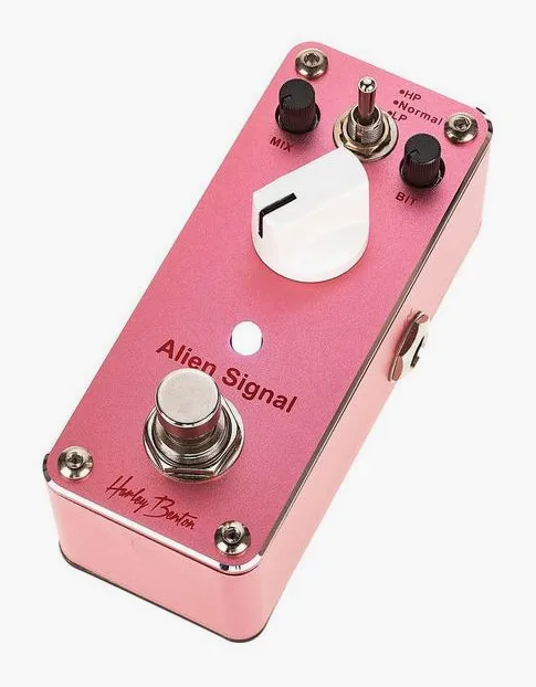 Harley Benton MiniStomp Alien Signal inquadrato di fronte su sfondo neutro