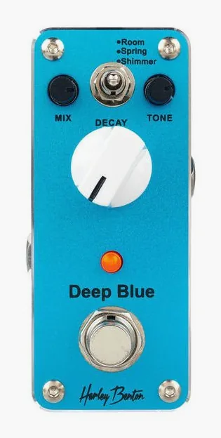 Harley Benton MiniStomp Deep Blue, footswitch in primo piano