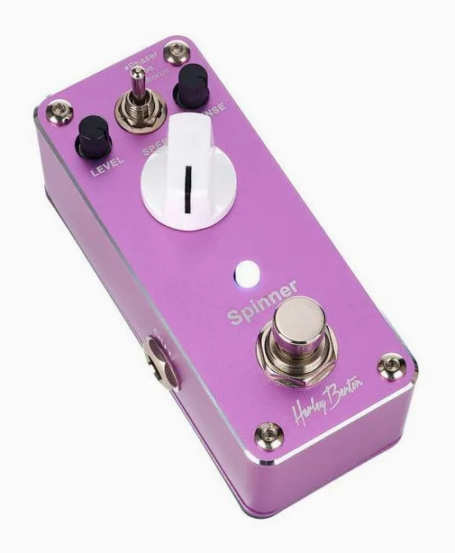 Harley Benton MiniStomp Spinner, footswitch in primo piano