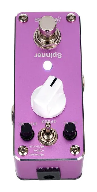 Harley Benton MiniStomp Spinner, footswitch in primo piano