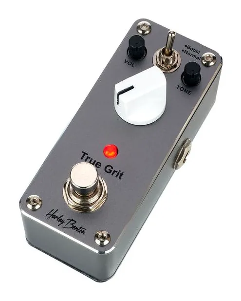Harley Benton MiniStomp True Grit inquadrato di fronte su sfondo neutro