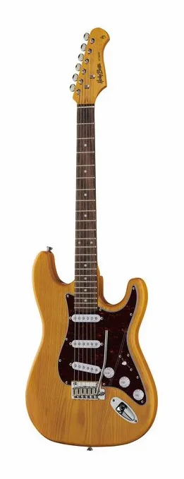 Harley Benton ST-90SA Swamp Ash DLX Series inquadrato di fronte su sfondo neutro