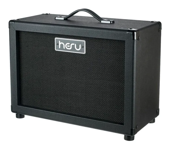 HESU Wizard W112 Std. 16 Ohm Cab BK inquadrato di fronte su sfondo neutro