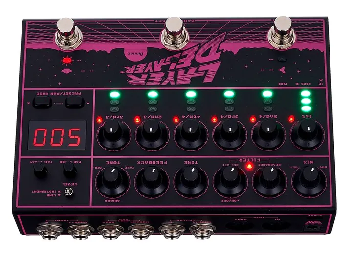 Ibanez LD303 Layer Delayer, footswitch in primo piano