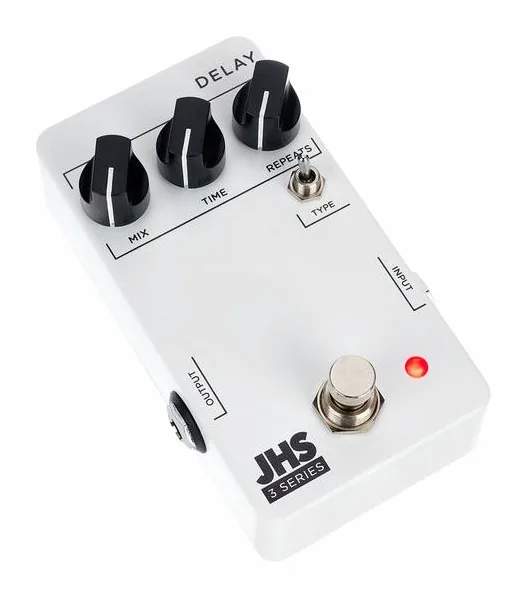 JHS Pedals 3 Series Delay, footswitch in primo piano