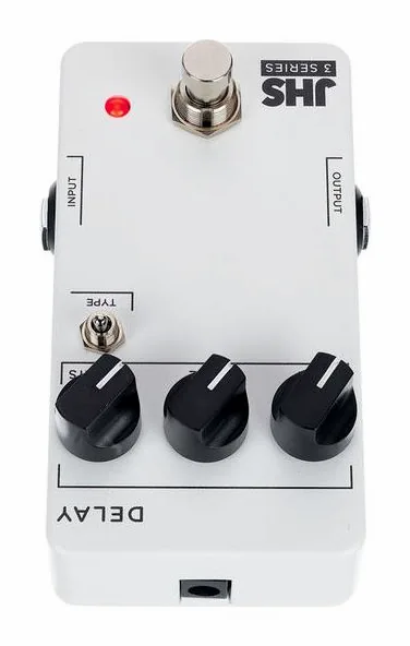 JHS Pedals 3 Series Delay, footswitch in primo piano