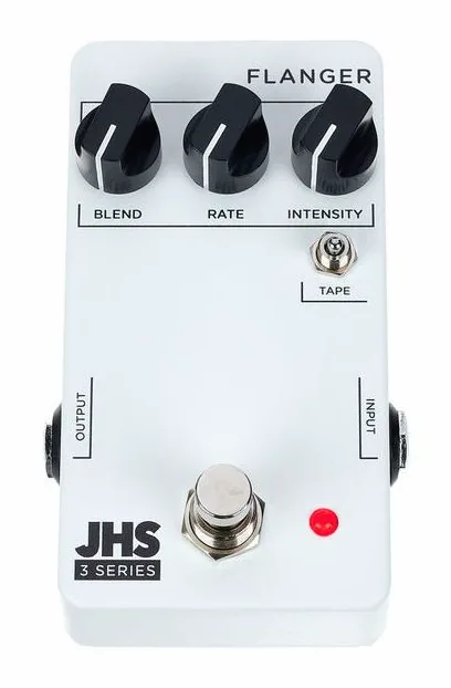 JHS Pedals 3 Series Flanger, footswitch in primo piano