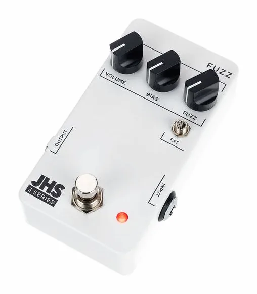 JHS Pedals 3 Series Fuzz, footswitch in primo piano