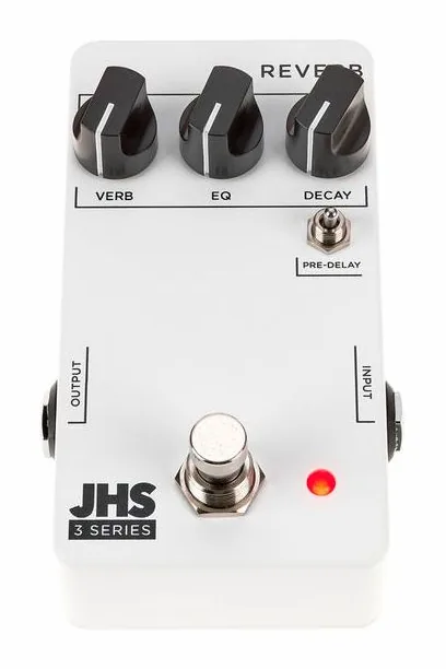 JHS Pedals 3 Series Reverb, footswitch in primo piano