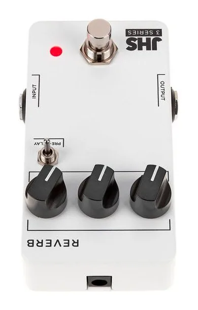 JHS Pedals 3 Series Reverb, footswitch in primo piano