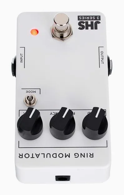 JHS Pedals 3 Series Ring Modulator, footswitch in primo piano
