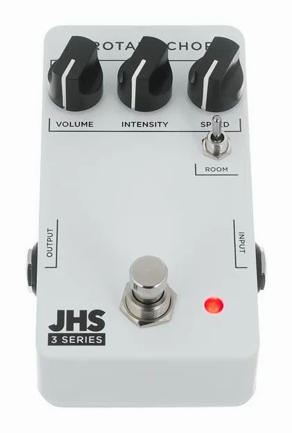 JHS Pedals 3 Series Rotary Chorus, footswitch in primo piano