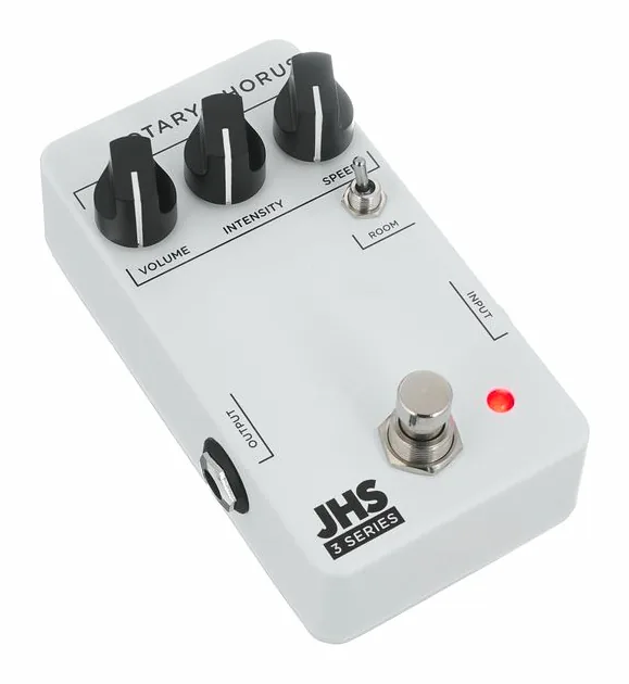 JHS Pedals 3 Series Rotary Chorus, footswitch in primo piano
