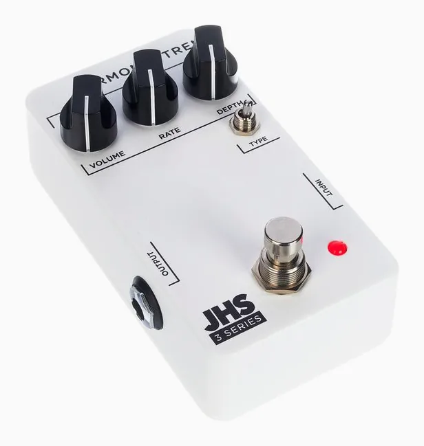 JHS Pedals 3 Series Tremolo, footswitch in primo piano