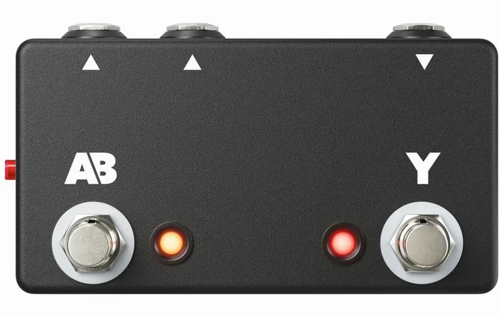 JHS Pedals Active A/B/Y Switch fotografato frontalmente