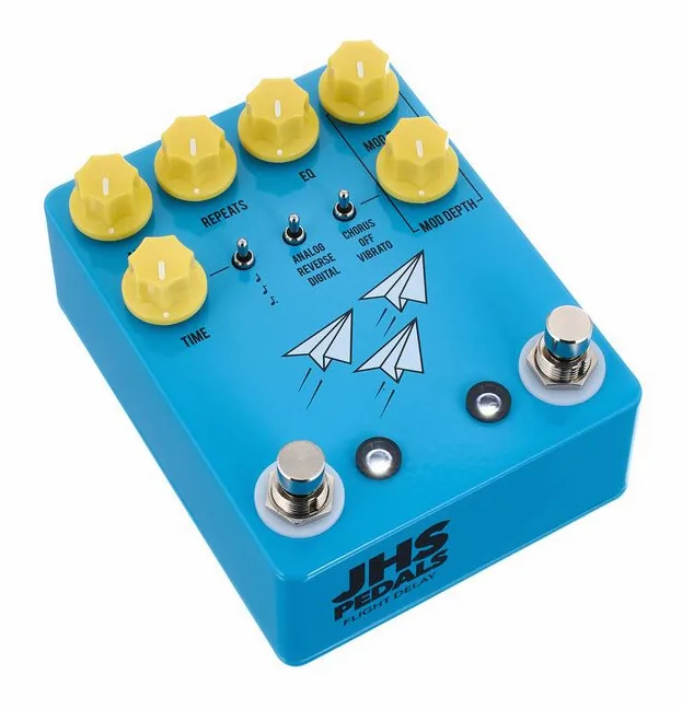 JHS Pedals Flight Delay Blue, footswitch in primo piano