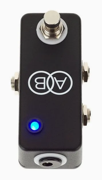 JHS Pedals Mini A/B Box, footswitch in primo piano