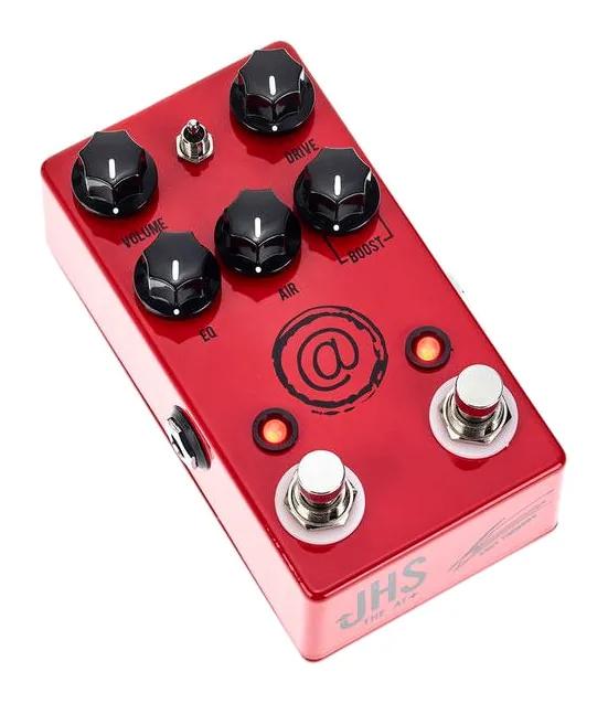 JHS Pedals The AT+, footswitch in primo piano