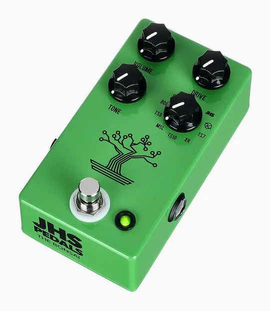 JHS Pedals The Bonsai inquadrato di fronte su sfondo neutro