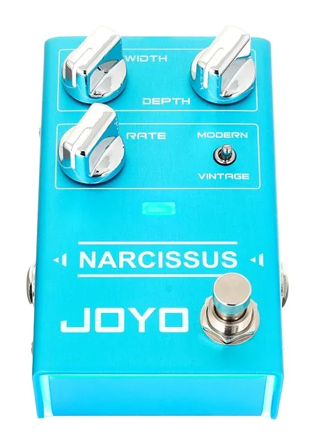 Joyo R-22 Narcissus Chorus, footswitch in primo piano