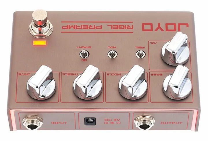 Joyo R-24 Rigel Preamp, footswitch in primo piano