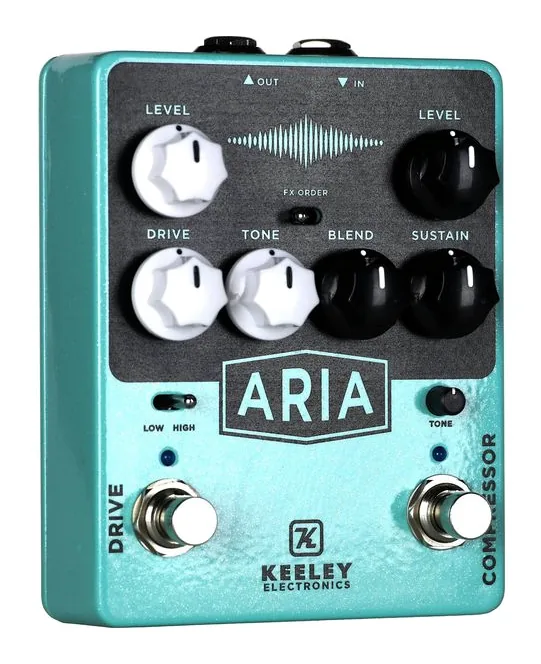Keeley Aria inquadrato di fronte su sfondo neutro