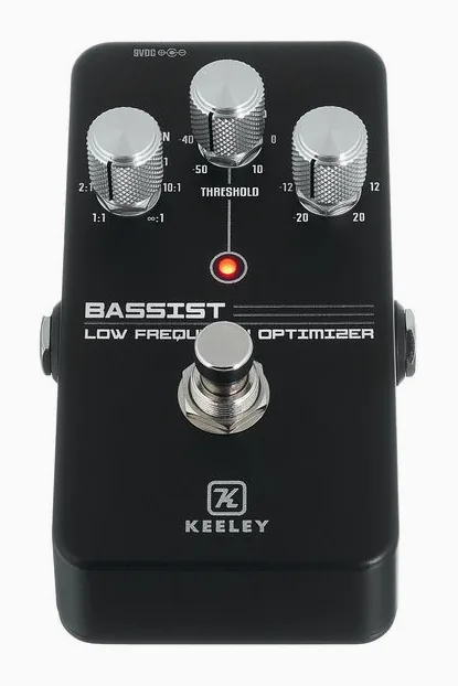 Keeley Bass Compressor 2K24, footswitch in primo piano