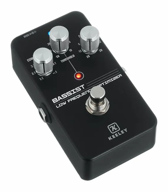 Keeley Bass Compressor 2K24, footswitch in primo piano