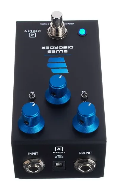 Keeley Blues Disorder Overdrive Dist, footswitch in primo piano