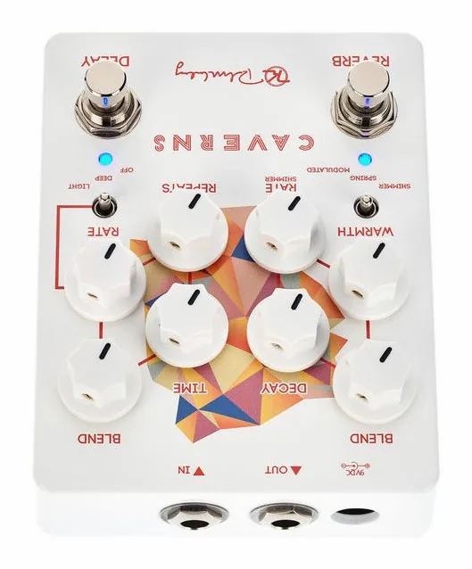 Keeley Caverns Delay Reverb V2, footswitch in primo piano