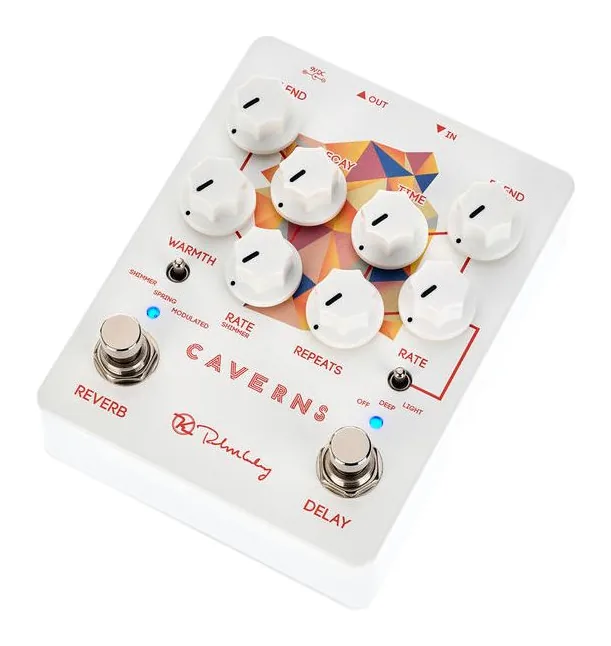 Keeley Caverns Delay Reverb V2 inquadrato di fronte su sfondo neutro