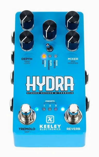 Keeley Hydra Stereo Reverb / Tremolo, footswitch in primo piano