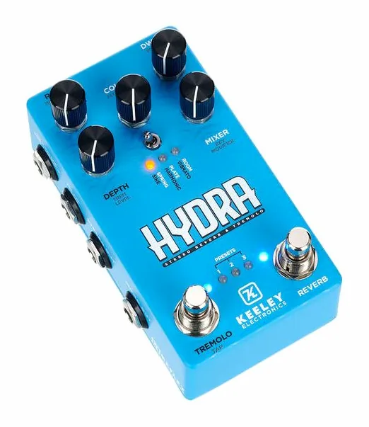 Keeley Hydra Stereo Reverb / Tremolo, footswitch in primo piano