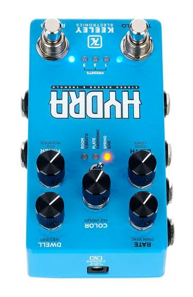 Keeley Hydra Stereo Reverb / Tremolo, footswitch in primo piano