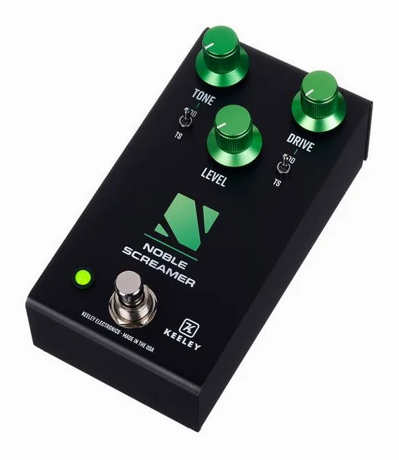 Keeley Noble Screamer Overdrive inquadrato di fronte su sfondo neutro