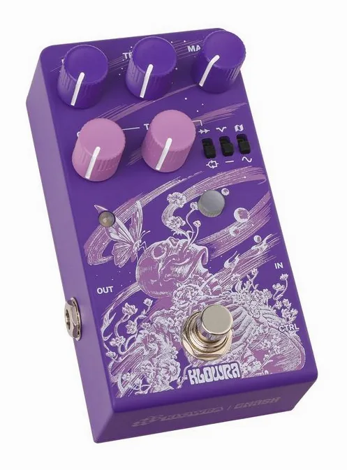 Klowra Gnash Analog Distortion, footswitch in primo piano