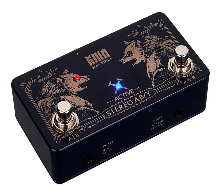 KMA Audio Machines Active Stereo AB/Y Switch, footswitch in primo piano