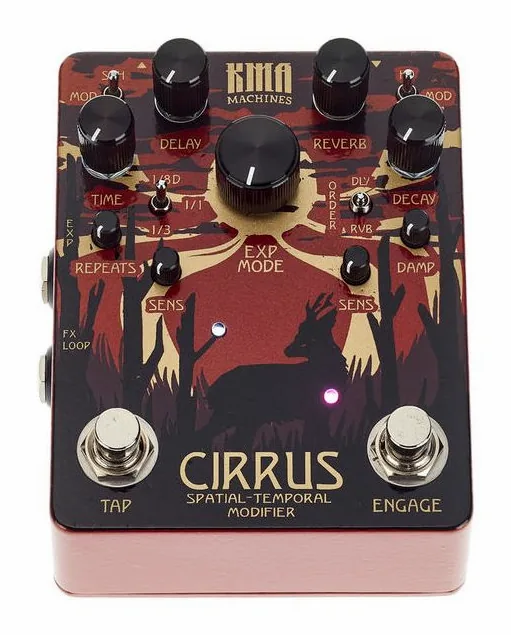 KMA Audio Machines Cirrus Delay and Reverb, footswitch in primo piano