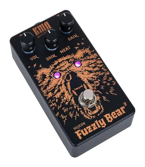 KMA Audio Machines Fuzzly Bear 2 Fuzz, footswitch in primo piano