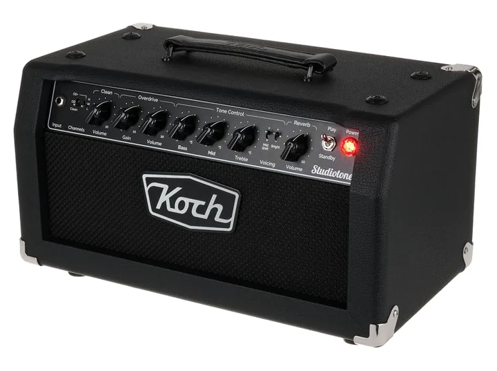 Koch Amps Studiotone Head inquadrato di fronte su sfondo neutro