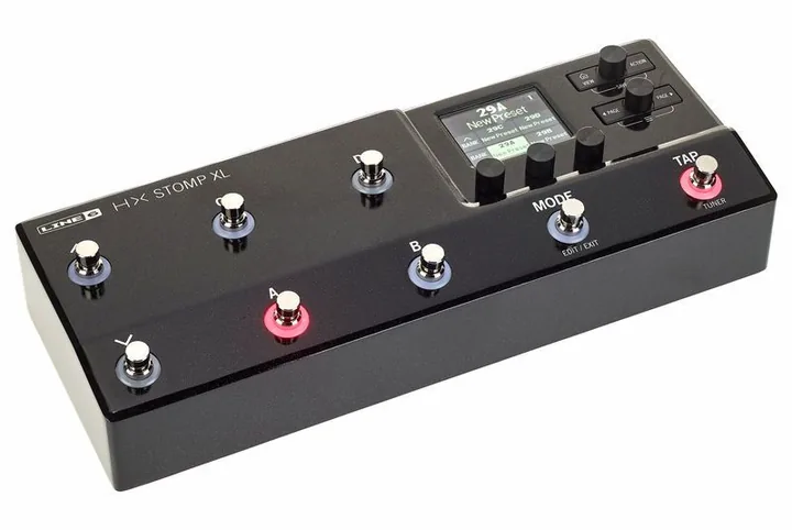 Line6 HX Stomp XL, footswitch in primo piano