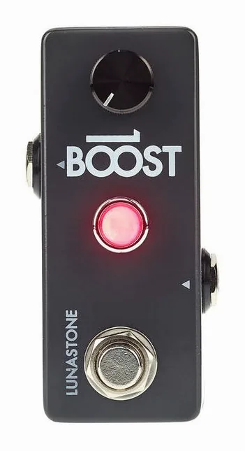LunaStone Boost 18 Boost/Buffer, footswitch in primo piano